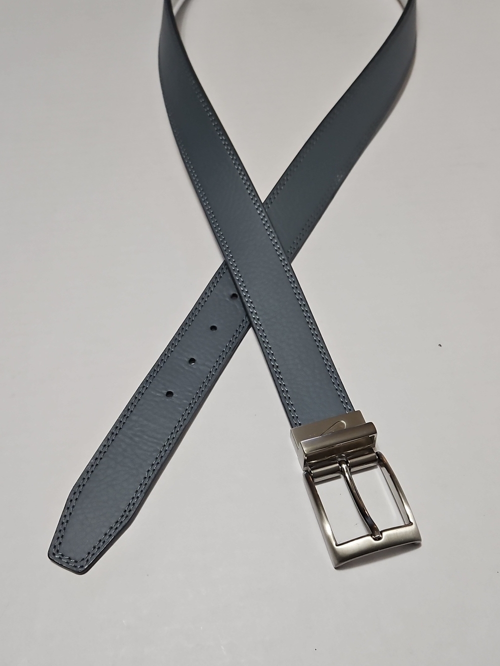 Nike Wide Gray & White Reversible Leather Men’s Belt with Silver Buckle Size 42